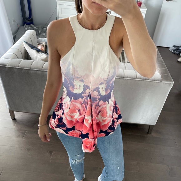 White structured top with roses. - Picture 3 of 4